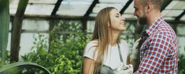 A munkahelyi szerelem jelei és a határok megtartása az irodában